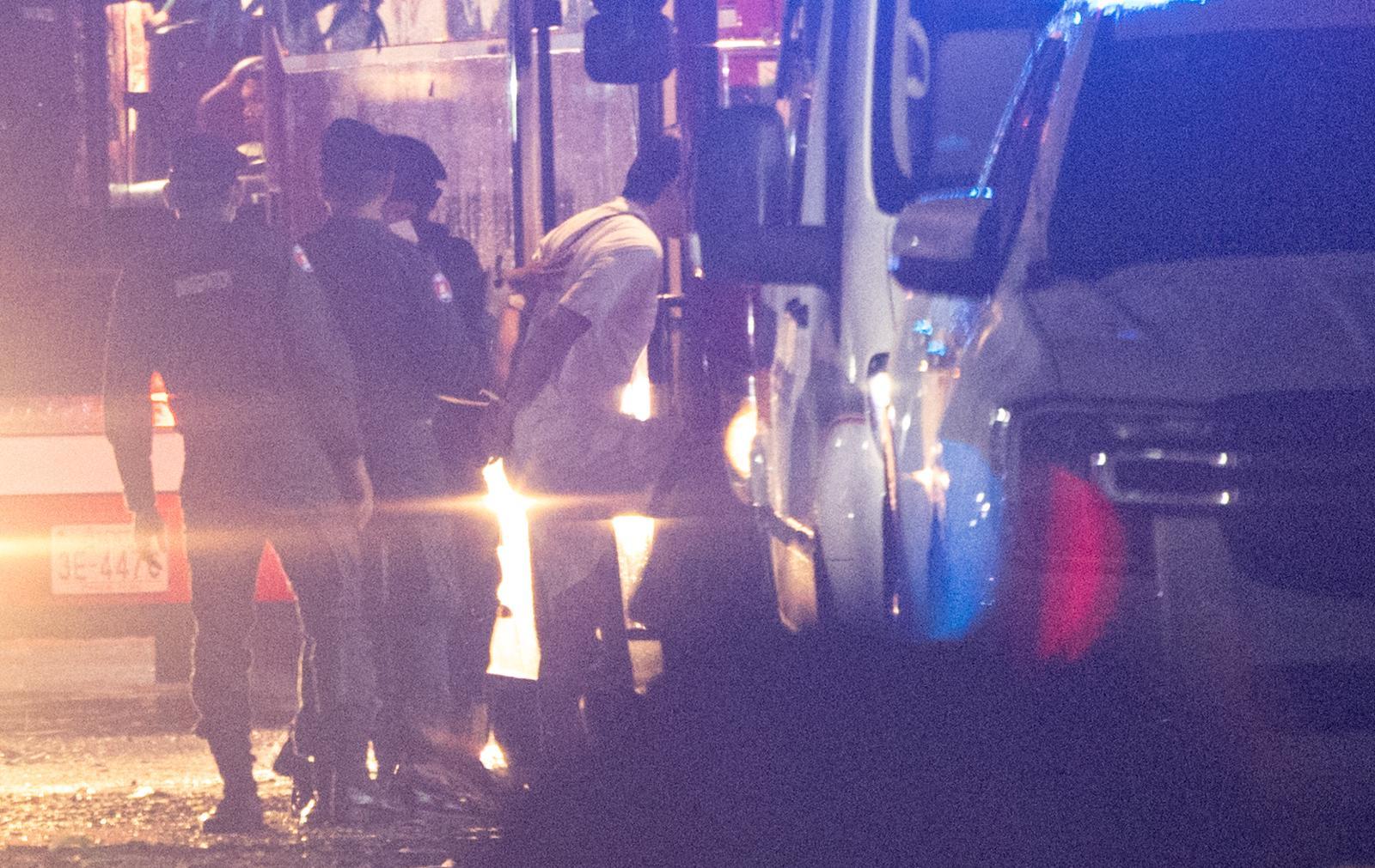 캄보디아 당국의 범죄단지 단속으로 적발돼 현지 유치장에 구금됐던 한국인들이 17일(현지시간) 캄보디아 프놈펜 이민청에서 태초국제공항으로 이동을 위해 버스를 탑승하고 있다. 2025.10.18/뉴스1