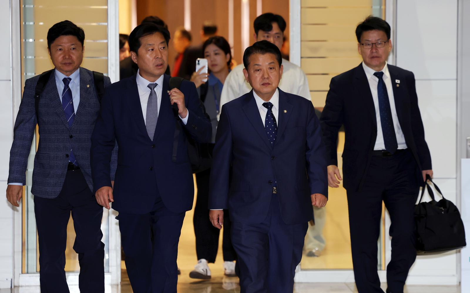 더불어민주당 김병주 재외국민안전대책단장을 비롯한 의원들이 15일 오후 인천국제공항 제2터미널에서 정부합동대응팀과 함께 한국인 대상 취업사기·납치·감금 범죄가 빈번하게 발생하고 있는 캄보디아로 출국하고 있다. 왼쪽부터 홍기원, 황명선, 김병주, 임호선 의원. 2025.10.15. 인천공항=뉴시스