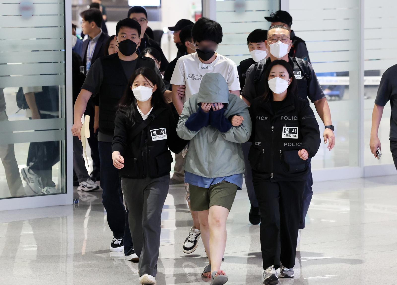 캄보디아 당국의 범죄단지 단속으로 적발돼 구금됐던 한국인들이 18일 오전 인천국제공항 2터미널을 통해 송환되고 있다.

이번 송환 대상자들은 이른바 ‘웬치’로 불리는 캄보디아 범죄단지에서 보이스피싱이나 로맨스 스캠(사기) 등 범죄에 가담한 혐의를 받고 있다. 이들은 호송 차량 23대 등을 타고 충남경찰청 등 6개 관할 경찰관서로 압송된다. 2025.10.18. 전영한 기자 scoopjyh@donga.com