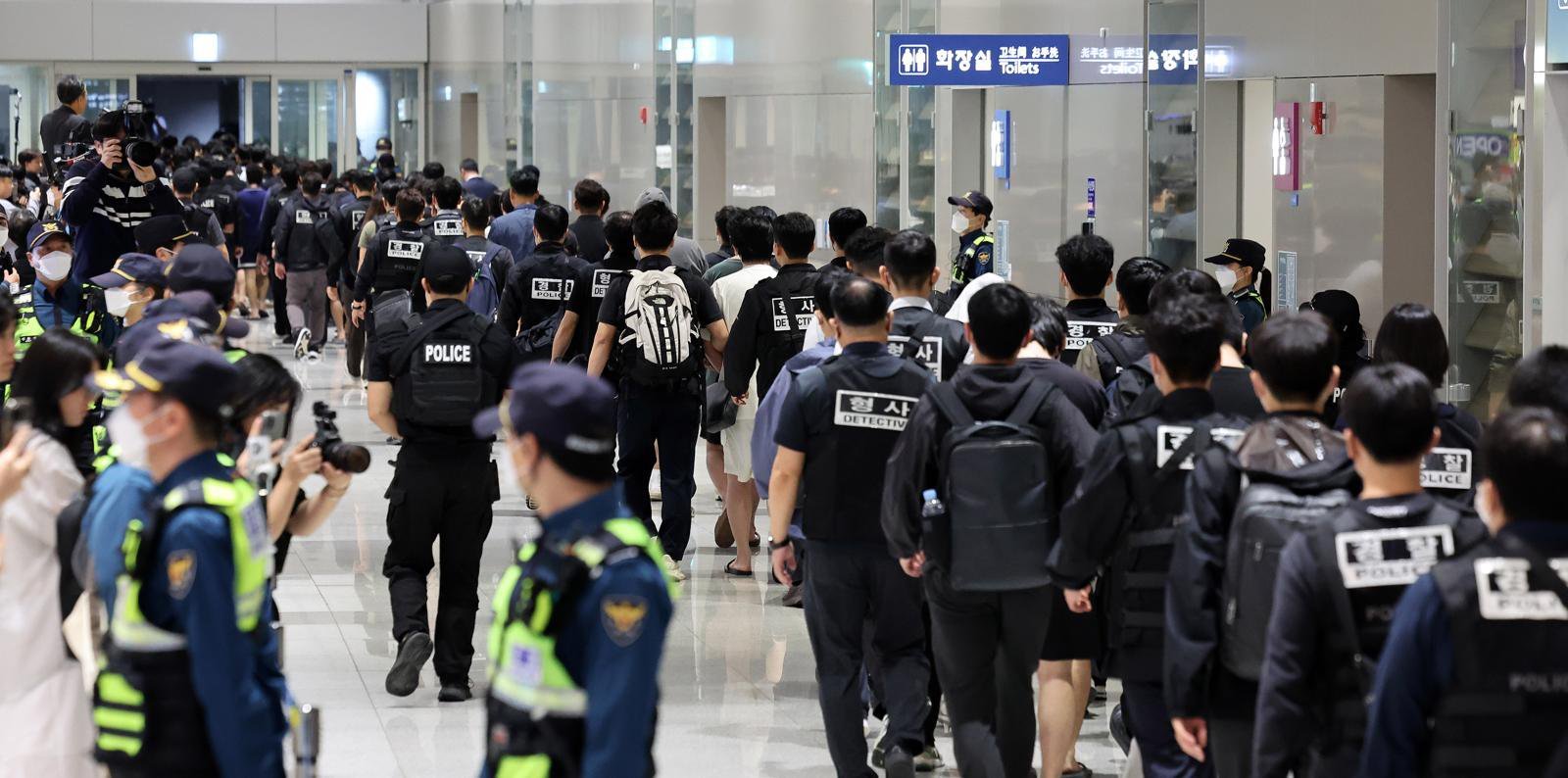 캄보디아 당국의 범죄단지 단속으로 적발돼 구금됐던 한국인들이 18일 오전 인천국제공항 2터미널을 통해 송환되고 있다.

이번 송환 대상자들은 이른바 ‘웬치’로 불리는 캄보디아 범죄단지에서 보이스피싱이나 로맨스 스캠(사기) 등 범죄에 가담한 혐의를 받고 있다. 이들은 호송 차량 23대 등을 타고 충남경찰청 등 6개 관할 경찰관서로 압송된다. 2025.10.18. 전영한 기자 scoopjyh@donga.com