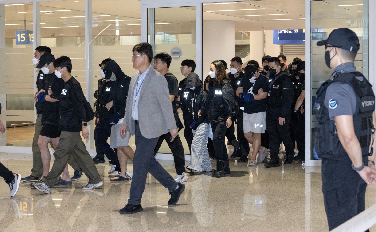 캄보디아 당국의 범죄단지 단속으로 적발돼 구금됐던 한국인들이 18일 오전 인천국제공항 2터미널을 통해 송환되고 있다. (공동취재) 2025.10.18/뉴스1