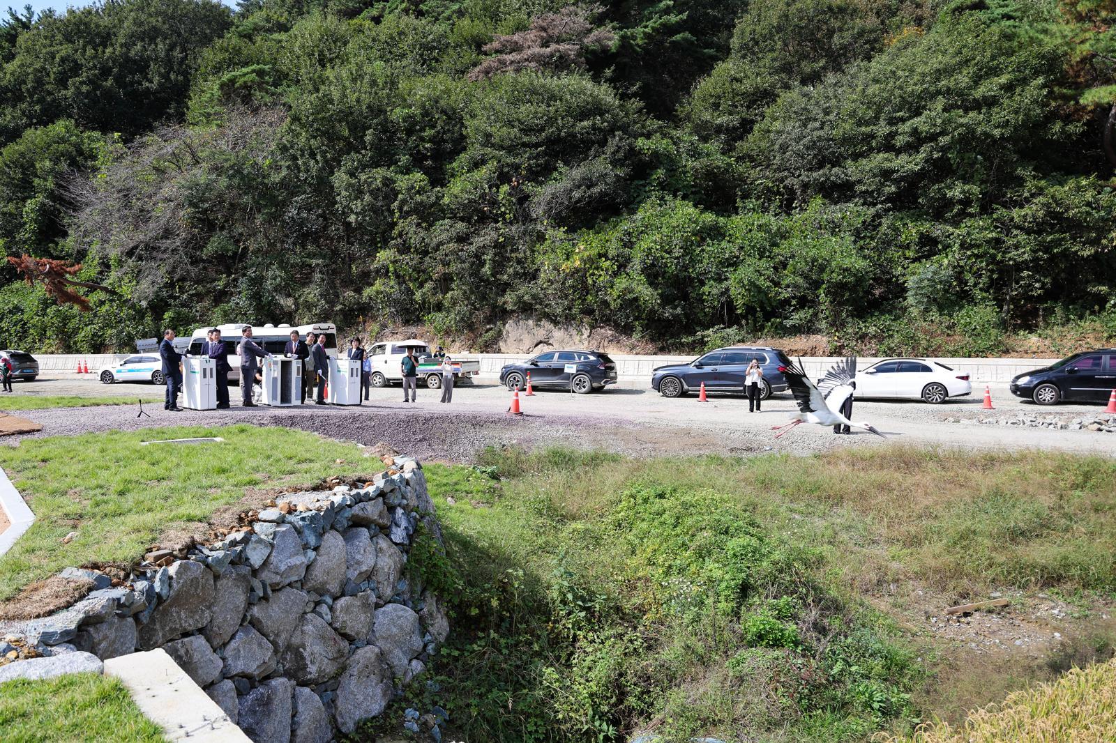 15일 김해시 진영읍에서 열린 김해 화포천 습지 과학관 개관식에서 행사 관계자들이 황사를 방사하고 있다.(김해시 제공. 재판매 및 DB금지)
