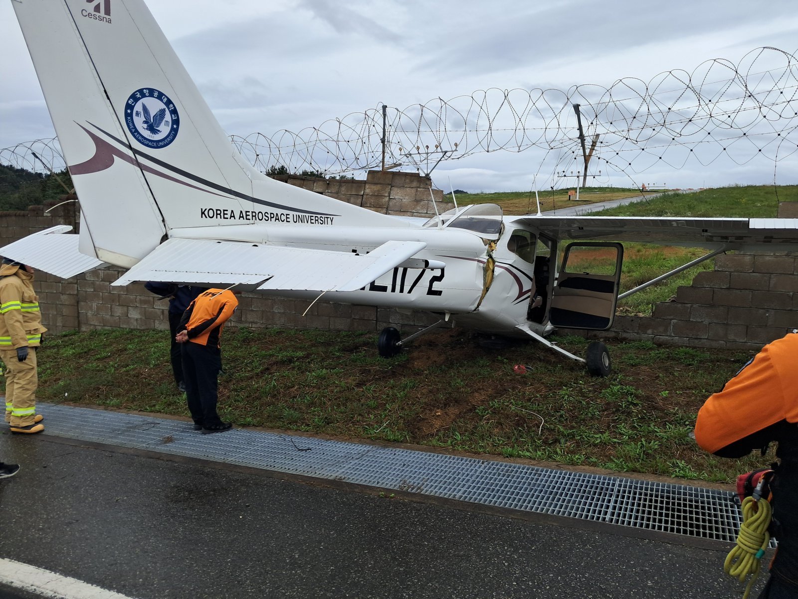 18일 오전 10시59분쯤 경비행기가 경북 울진군에 있는 울진공항출장소 외부 담벼락을 추락해 파손됐다. (경북소방본부 제공. 재판매 및 DB금지)