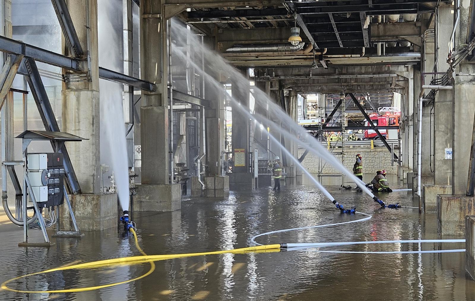 17일 오전 SK에너지 울산공장에서 화재가 발생해 소방관들이 진화 작업을 하고 있다. (울산소방본부 제공)