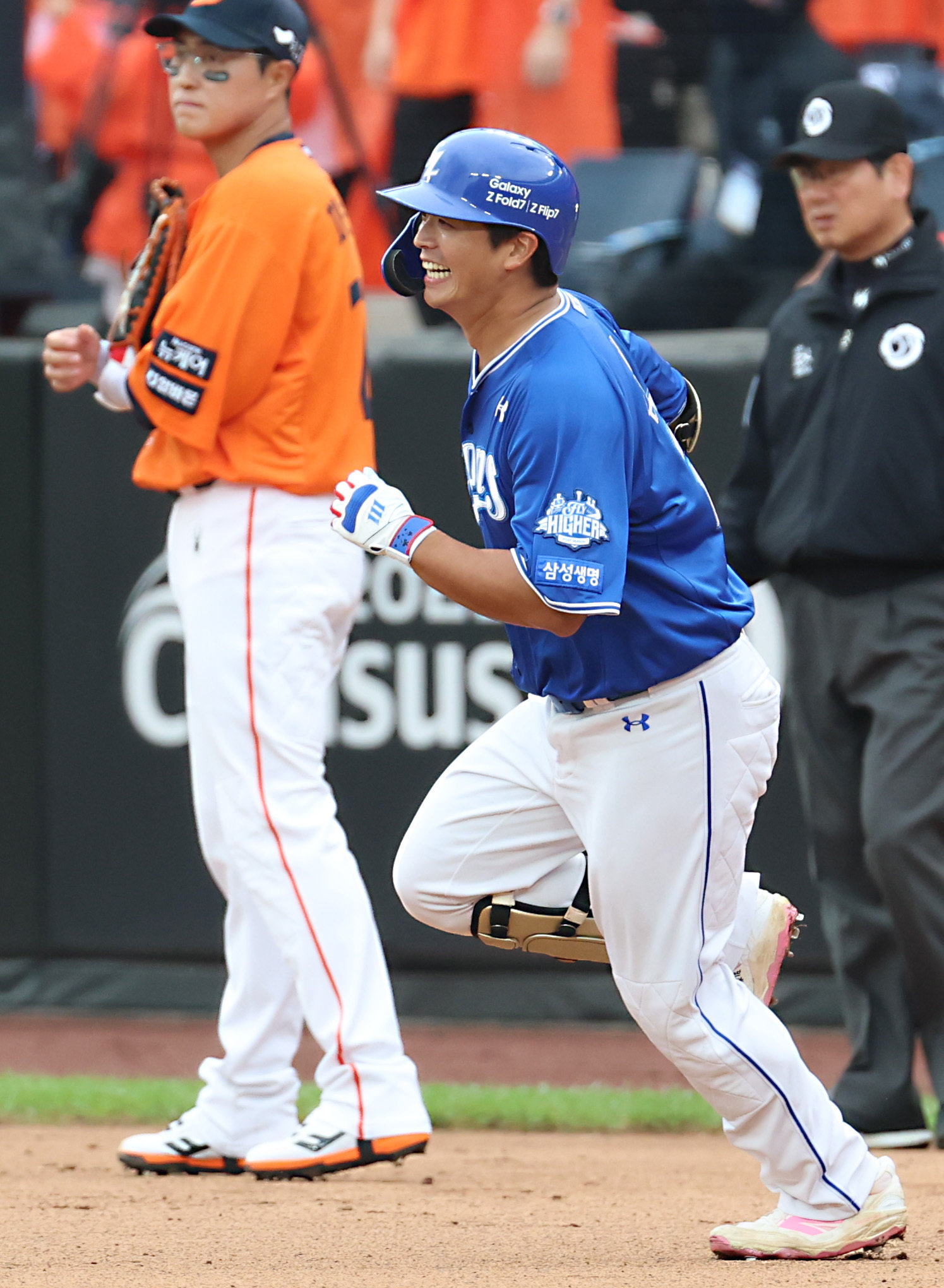 18일 대전 한화생명볼파크 열린 프로야구 2025 신한 SOL뱅크 KBO 플레이오프 1차전 삼성 라이온즈와 한화 이글스의 경기에서 4회초 삼성 김태훈이 역전 솔로 홈런을 치고 그라운드를 돌고 있다. 2025.10.18/뉴스1