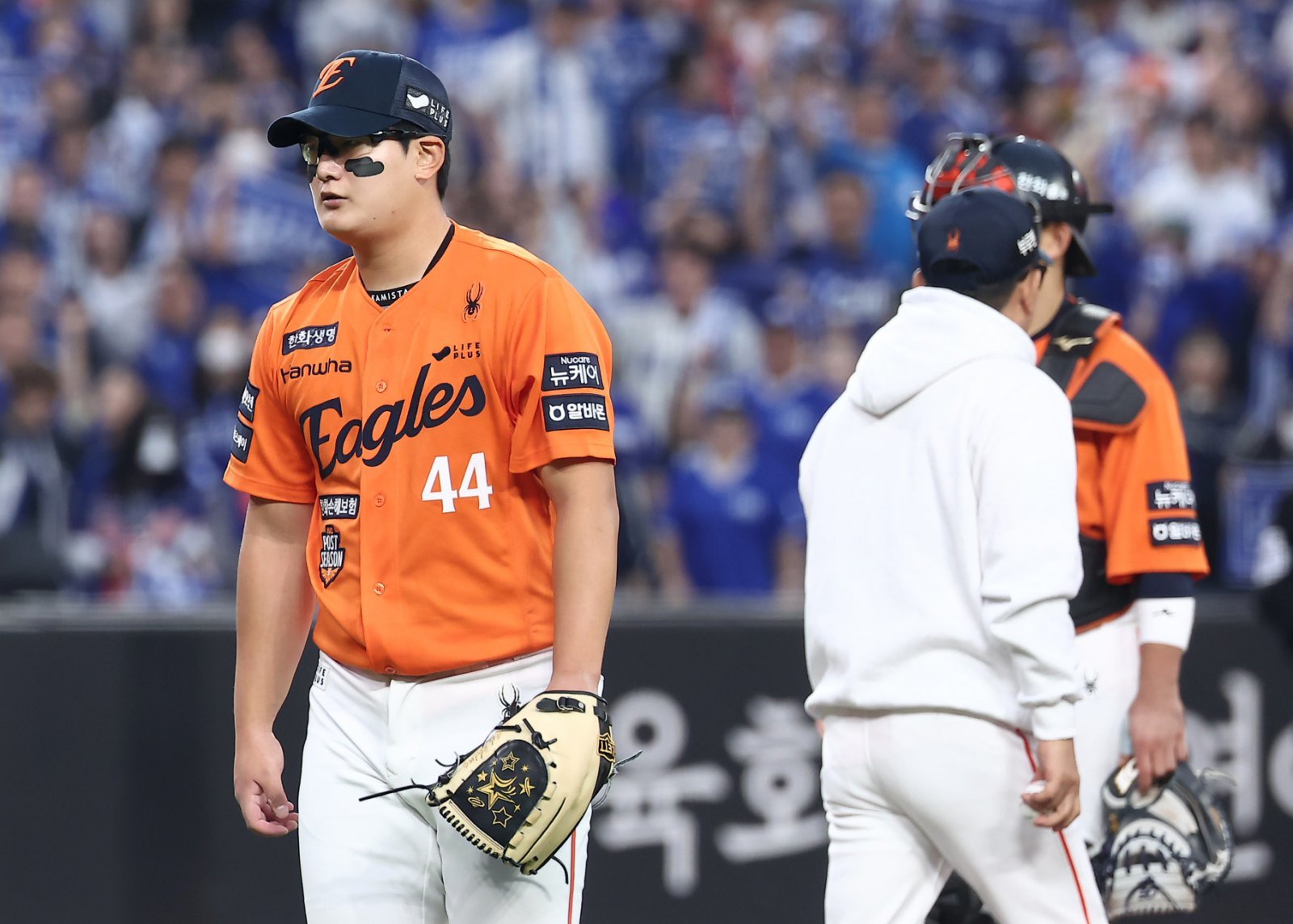 18일 대전 한화생명볼파크 열린 프로야구 2025 신한 SOL뱅크 KBO 플레이오프 1차전 삼성 라이온즈와 한화 이글스의 경기, 한화 마무리 김서현이 9회초 1사 2루 삼성 이성규에게 1타점 적시타를 허용한 후 강판 당하고 있다. 2025.10.18/뉴스1