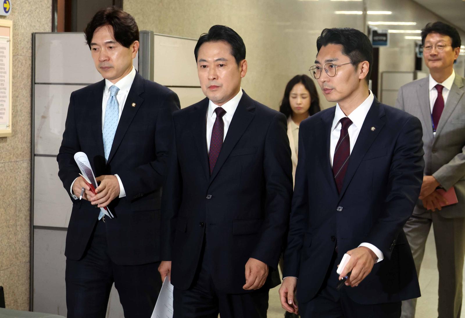 장동혁 국민의힘 대표가 17일 오후 서울 여의도 국회에서 열린 ‘한미 관세협상’ 관련 기자간담회에 참석하고 있다. 2025.10.17 [서울=뉴시스]