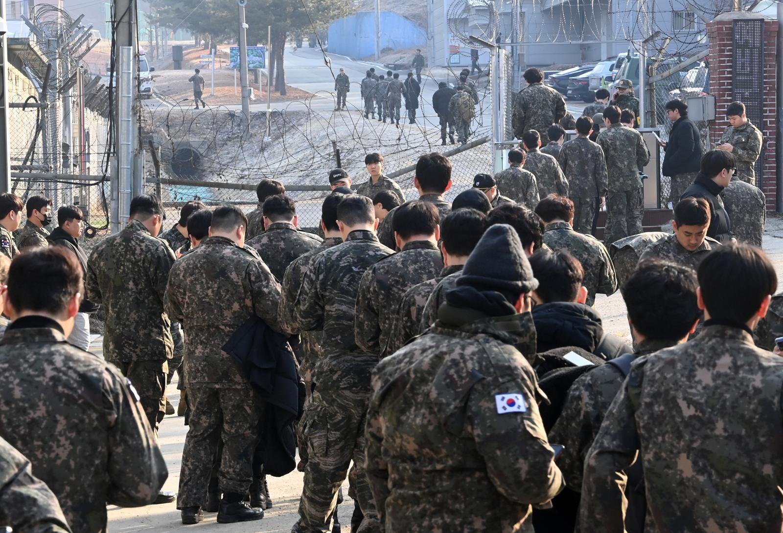 육군 제51보병사단의 2025년 첫 예비군훈련이 실시된 3월 6일 경기 화성시 수원·화성·오산과학화예비군훈련장에서 예비군들이 훈련장으로 들어가고 있다. 뉴스1