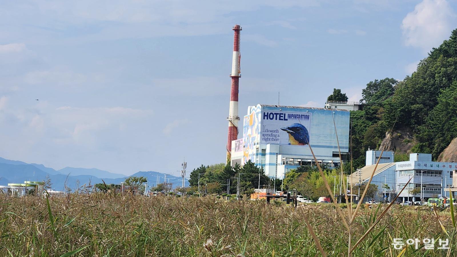 13일 오후 부산 사하구 다대소각장에 조형섭 작가의 작품 ‘HOTEL INCINERATION(호텔 소각)’이 설치돼 있다. 김화영 기자 run@donga.com