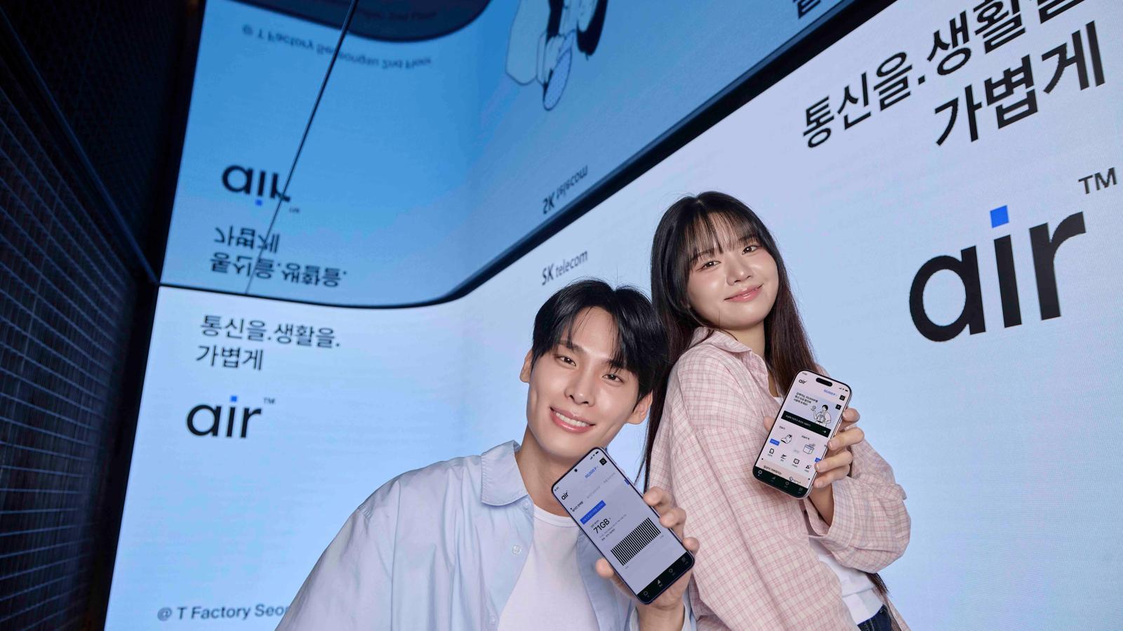 앱 하나로 가입부터 해지까지 가능한 ‘에어(air)’를 체험 중인 모델들. ‘에어’는 데이터 중심으로 단순화한 6개 구간 요금제와  셀프 개통 등을 강점으로 내세우고 있다. SK텔레콤 제공