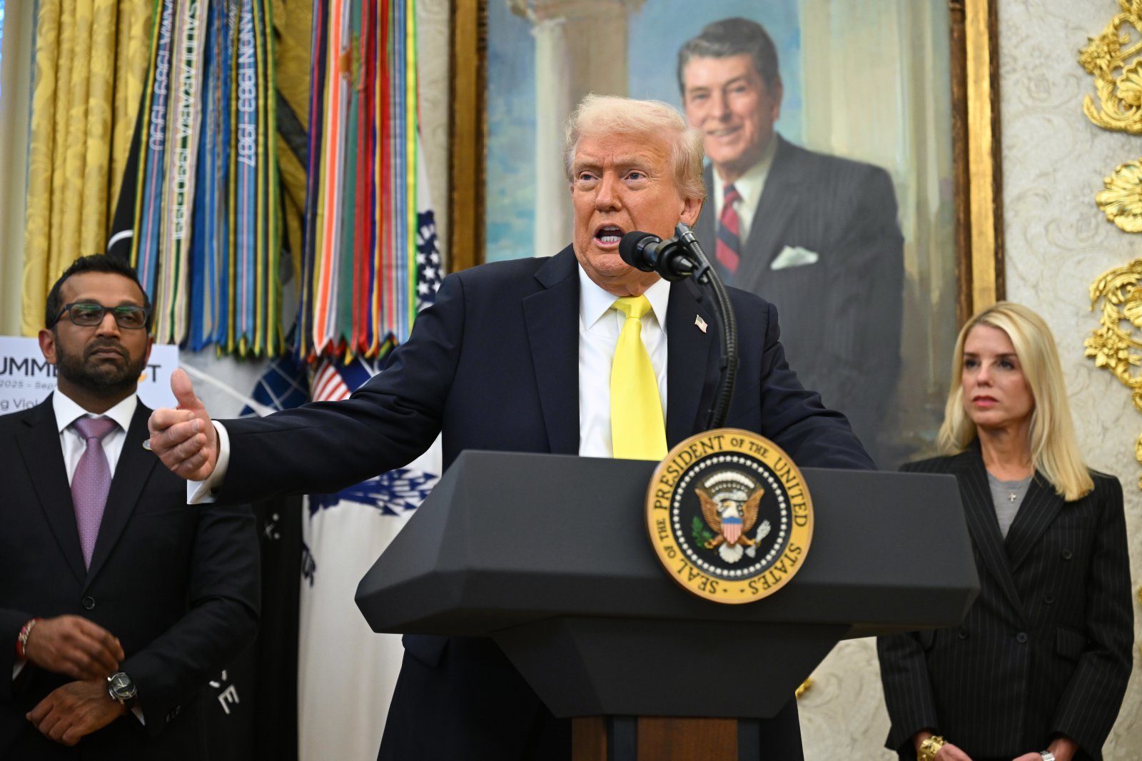 15일 트럼프 대통령과 파텔 국장(왼쪽), 본디 장관(오른쪽). 워싱턴=AP 뉴시스