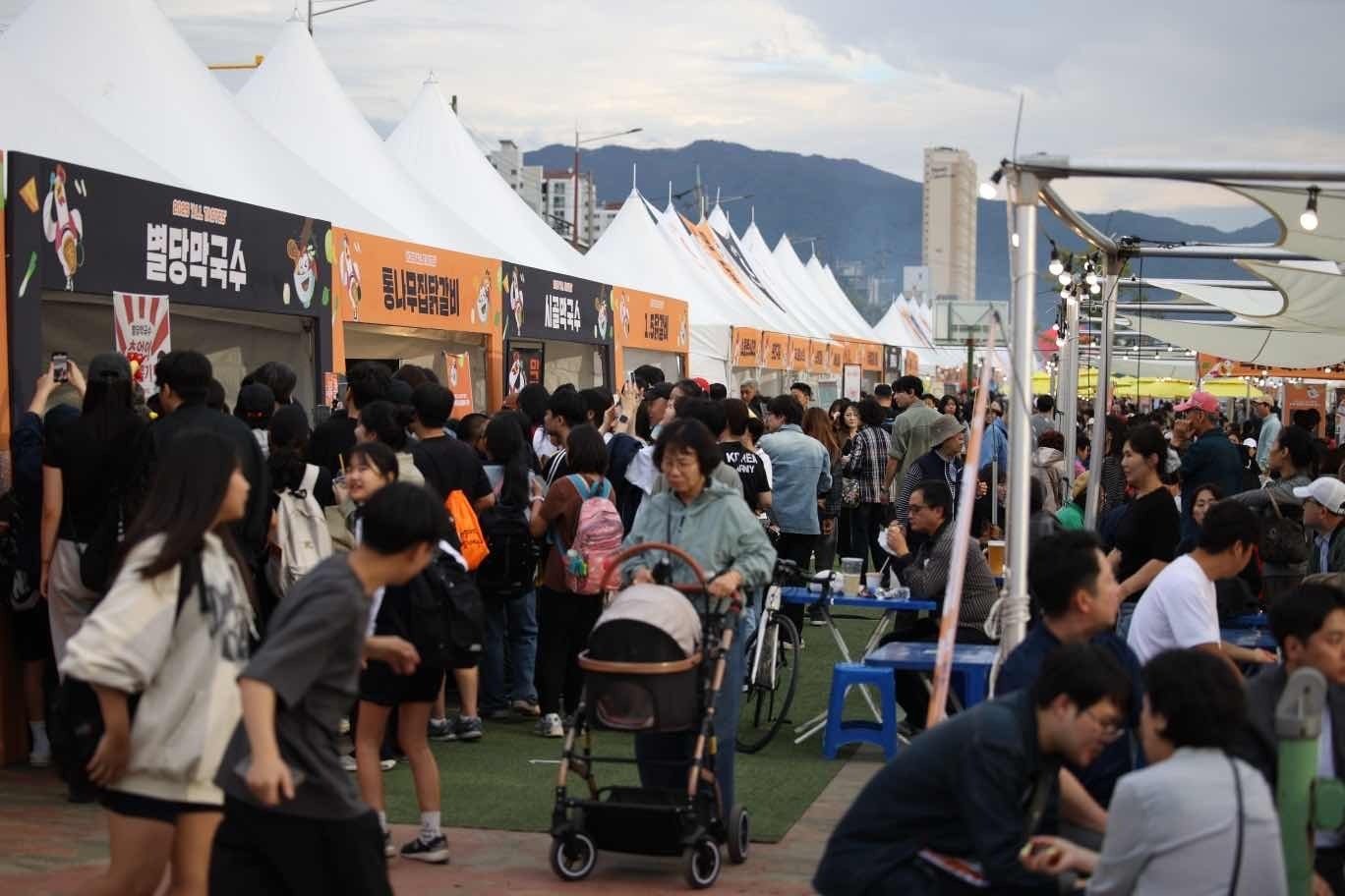 18일 춘천 막국수닭갈비축제가 열리고 있는 공지천 산책로가 많은 시민과 관광객들로 북적이고 있다. 축제는 16~19일 나흘 동안 공지천 산책로와 도심 곳곳에서 열렸다. 춘천시 제공