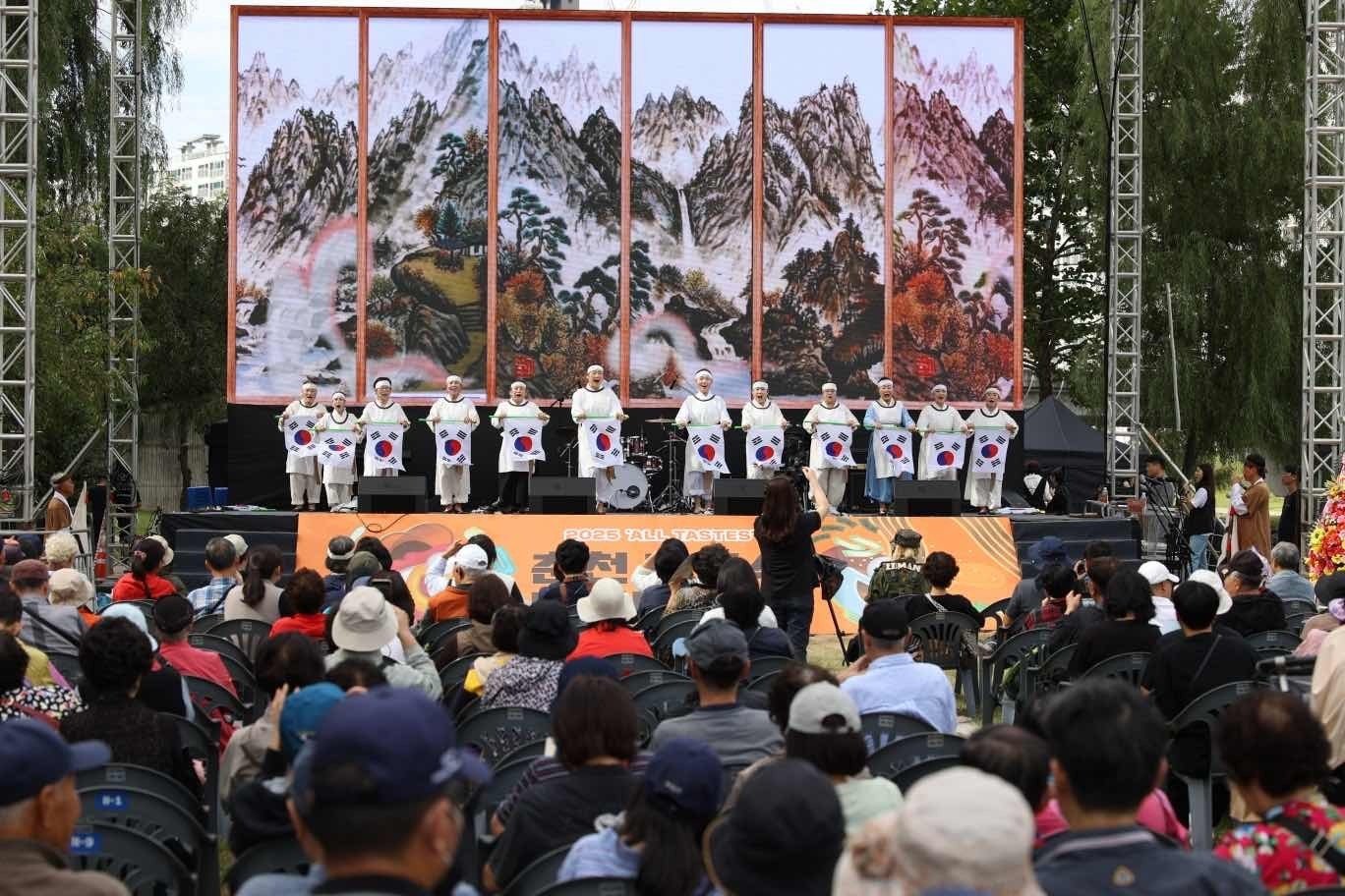 16~19일 열린 춘천 막국수닭갈비축제에서는 다채로운 공연이 진행돼 관람객들의 눈과 귀를 사로잡았다. 춘천시 제공