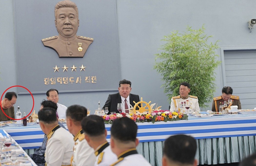 김정은 북한 노동당 총비서가 지난 5일 ‘최현호’에서 해군장병들을 위해 마련한 연회에서 노광철 국방상이 홀로 반팔 티셔츠를 입은 모습이 포착됐다. 평양 노동신문=뉴스1
