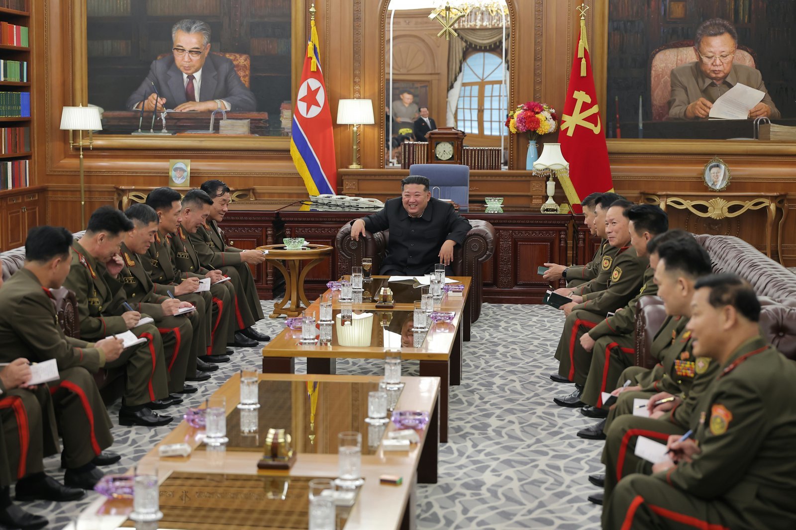 김정은 북한 노동당 총비서가 지난 8월 20일 조선민주주의인민공화국 국가표창수여식에 참가하기 위해 귀국한 조선인민군 해외작전부대 주요지휘관들을 만난 모습. 평양 노동신문=뉴스1