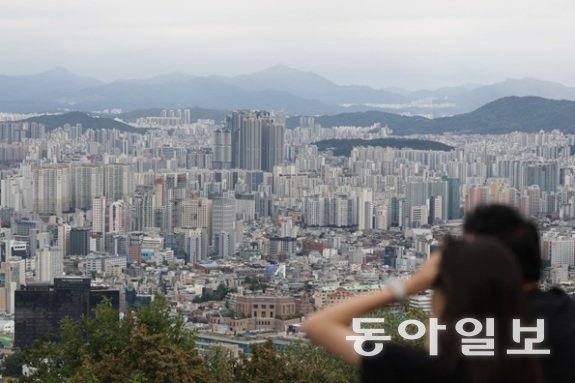 서울 남산에서 바라본 서울 아파트 단지. 동아DB