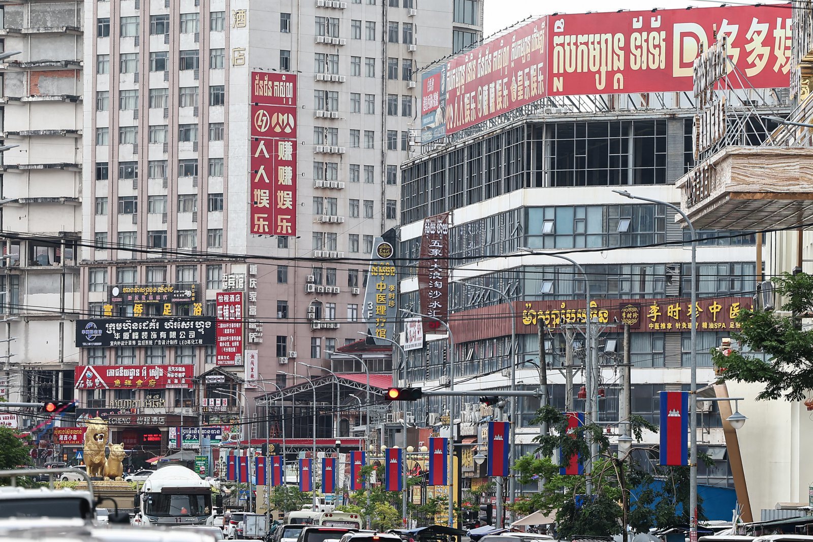 18일(현지시간) 캄보디아 시아누크빌 한 거리 상가에 중국어 간판들이 붙어 있다. 2025.10.18/뉴스1