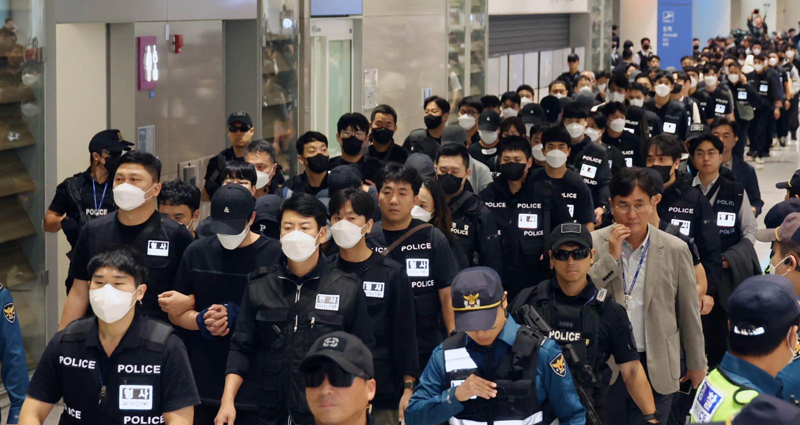 캄보디아 당국의 범죄단지 단속으로 적발돼 구금됐던 한국인들이 18일 오전 인천국제공항 2터미널을 통해 송환되고 있다. 이번 송환 대상자들은 이른바 ‘웬치’로 불리는 캄보디아 범죄단지에서 보이스피싱이나 로맨스 스캠(사기) 등 범죄에 가담한 혐의를 받고 있다. 이들은 호송 차량 23대 등을 타고 충남경찰청 등 6개 관할 경찰관서로 압송된다. (공동취재) 2025.10.18