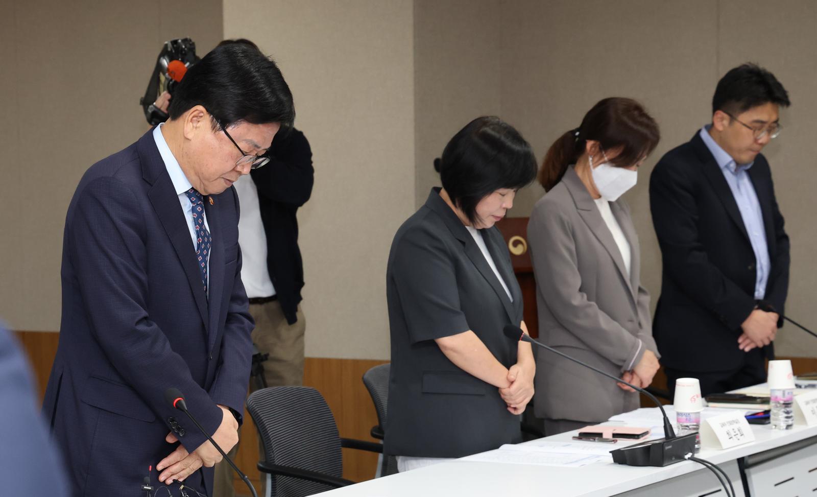 최교진 교육부 장관이 17일 오전 세종시 정부세종청사에서 대학생 해외활동 안전강화 및 취업 사기 예방 간담회에 앞서 대학 및 전문대학 학생처장 회장단과 희생 학생들을 위한 묵념을 하고 있다. 2025.10.17/뉴스1