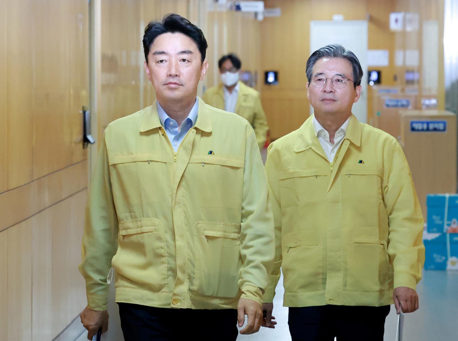 강훈식(왼쪽) 비서실장과 김용범 정책실장이 21일 서울 용산 대통령실 청사에서 열린 제8차 수석·보좌관 회의에 입장하고 있다.2025.08.21. 대통령실통신사진기자단