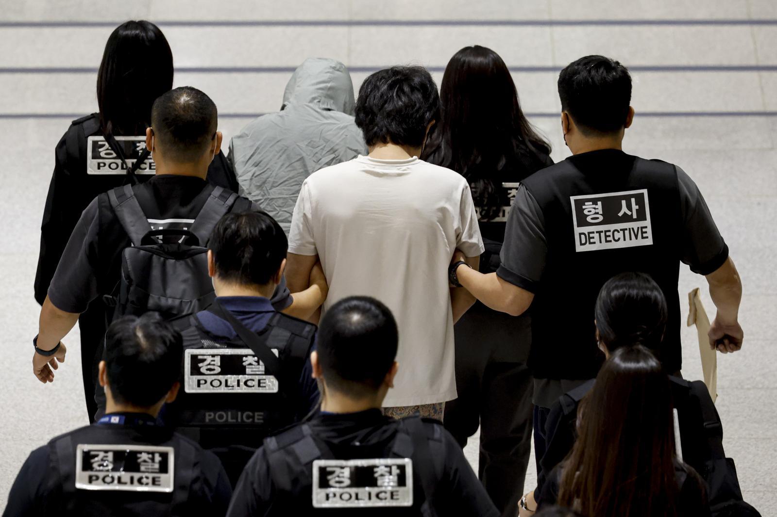 캄보디아 당국의 범죄단지 단속으로 적발돼 구금됐던 한국인들이 18일 오전 인천국제공항 2터미널을 통해 송환되고 있다. 이번 송환 대상자들은 이른바 ‘웬치’로 불리는 캄보디아 범죄단지에서 보이스피싱이나 로맨스 스캠(사기) 등 범죄에 가담한 혐의를 받고 있다. 이들은 호송 차량 23대 등을 타고 충남경찰청 등 6개 관할 경찰관서로 압송된다. (공동취재) 2025.10.18/뉴스1