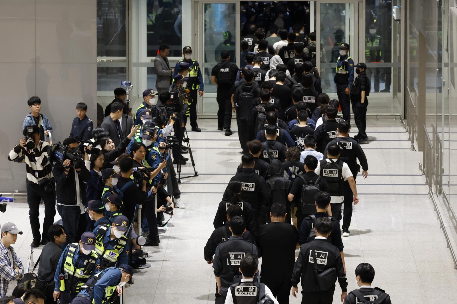 캄보디아 당국의 범죄단지 단속으로 적발돼 구금됐던 한국인들이 18일 오전 인천국제공항 2터미널을 통해 송환되고 있다. (공동취재) 2025.10.18/뉴스1