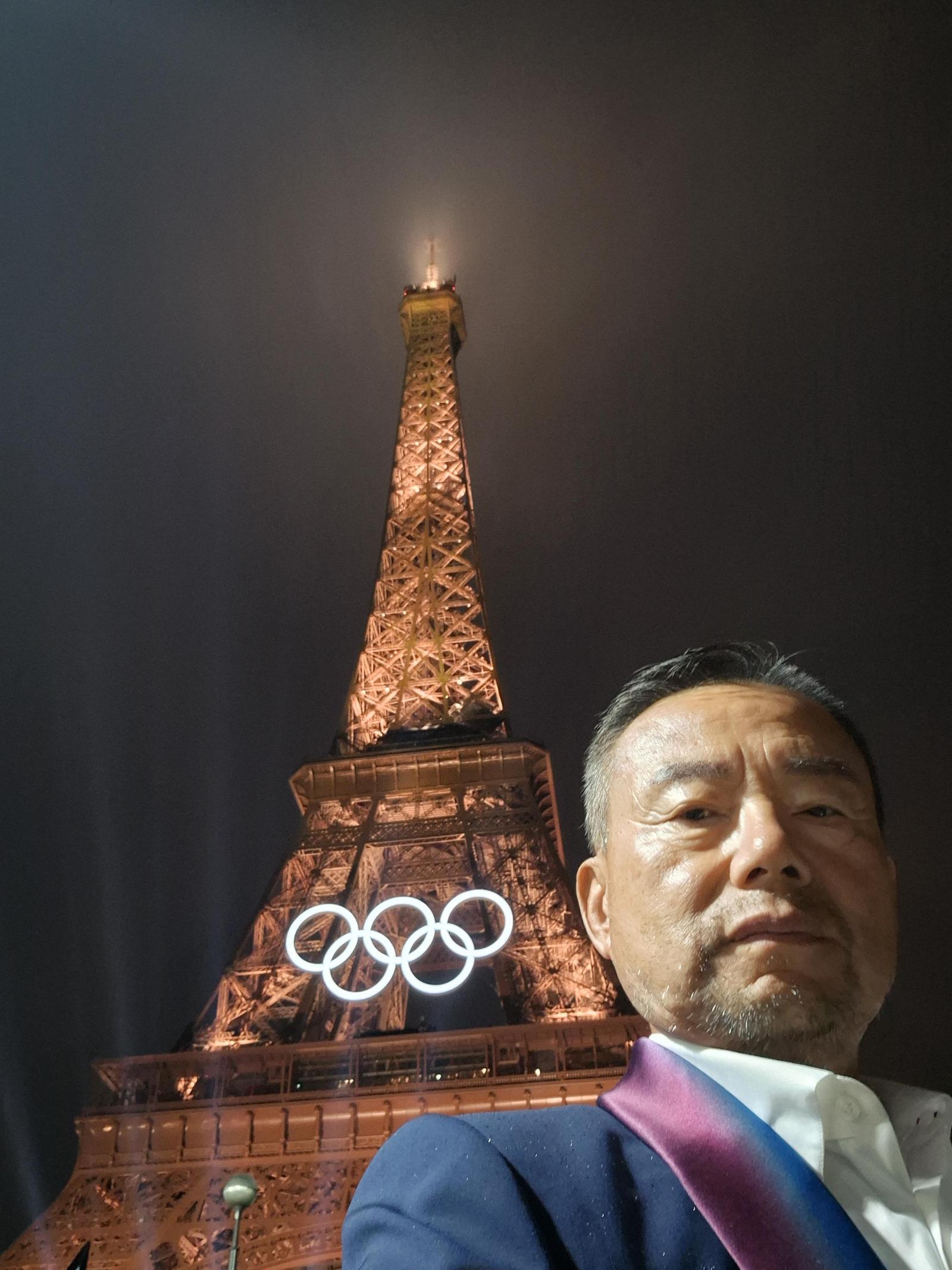 오선택 감독이 지난해 붉을 밝힌 파리 에펠탑을 배경으로 포즈를 취했다. 오선택 감독 제공