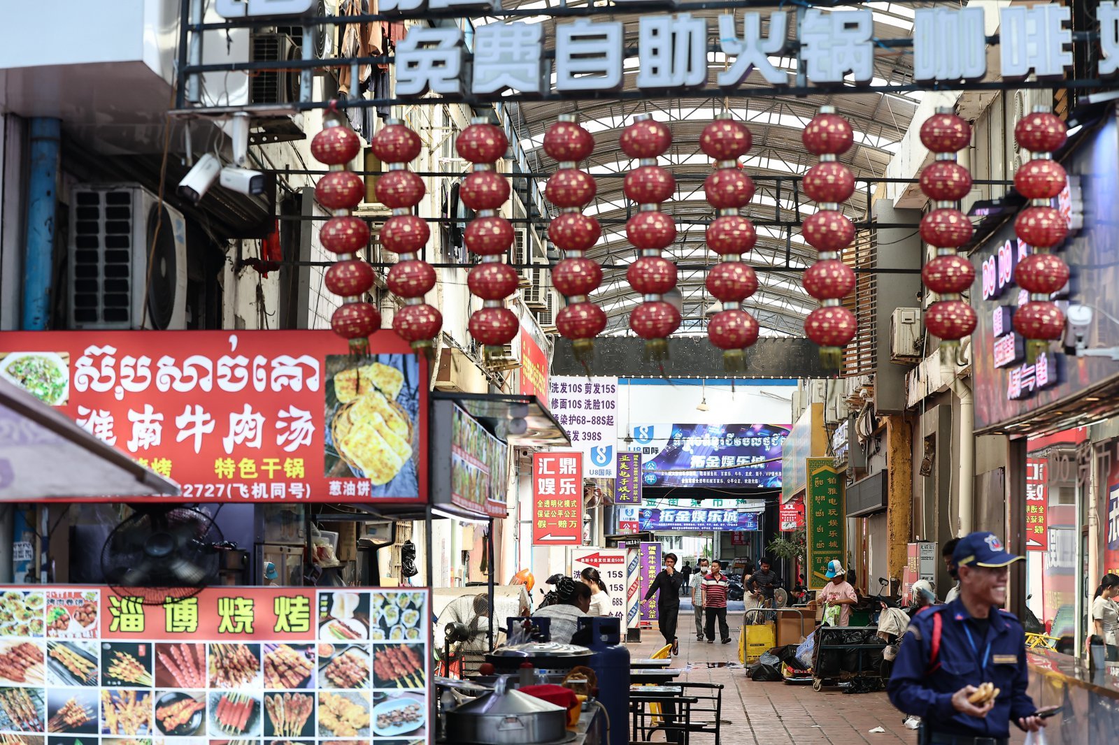 19일(현지시간) 캄보디아 프놈펜 한 거리 상가에 중국어와 크메르어가 혼재된 간판들이 붙어 있다. 2025.10.19/뉴스1