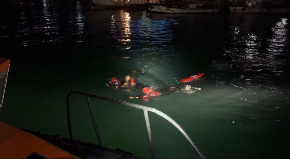 19일 새벽시간대 전남 완도 바닷가에 추락한 10대가 구조되고 있는 모습.(완도해경 제공. 재판매 및 DB 금지) 2025.10.19/뉴스1