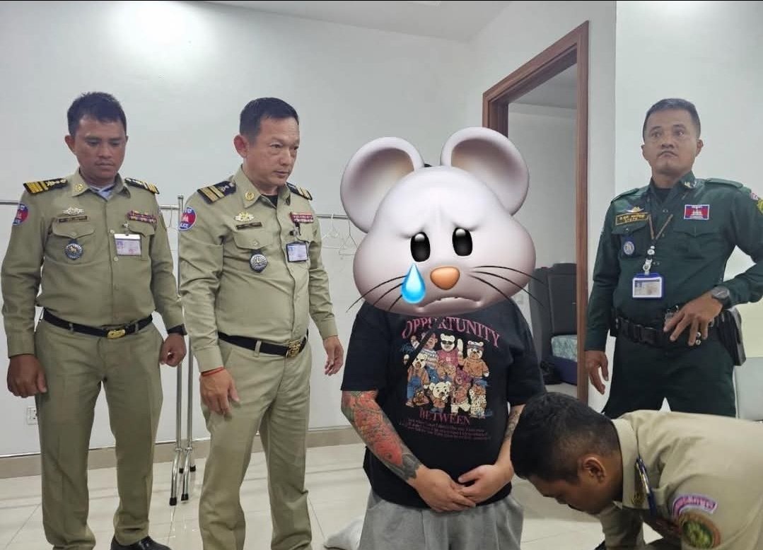 더불어민주당 김병주 의원이 18일 캄보디아 수도 프놈펜에서 구출했다는 한국 청년. 양팔에 문신이 가득하다. 페이스북 캡처