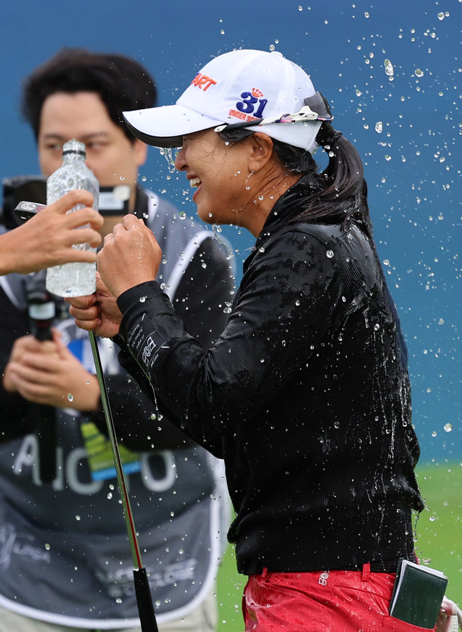 19일 오후 전남 해남 파인비치 골프링크스에서 열린 BMW 레이디스 챔피언십 2025 파이널 라운드에서 24언더파로 최종 우승한 김세영이 동료 선수들로부터 축하를 받고 있다. 2025.10.19 해남=뉴시스