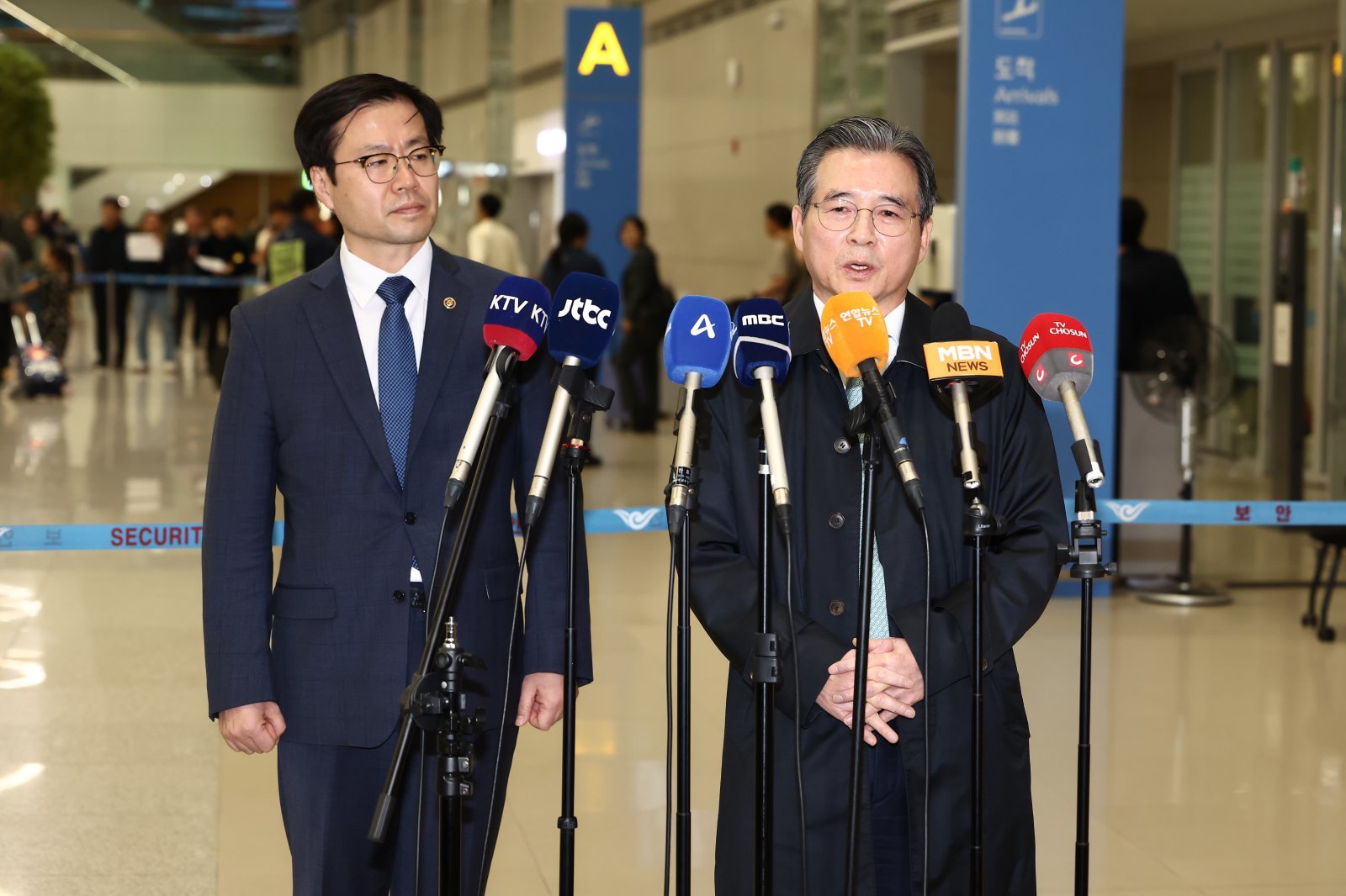 한미 관세협상 후속 논의를 위해 미국 워싱턴DC를 찾아 막판 협상을 벌이고 돌아온 김용범 대통령실 정책실장이 19일 오후 인천국제공항 제2터미널을 통해 귀국하며 브리핑을 하고 있다. 왼쪽은 여한구 통상교섭본부장. 뉴스1