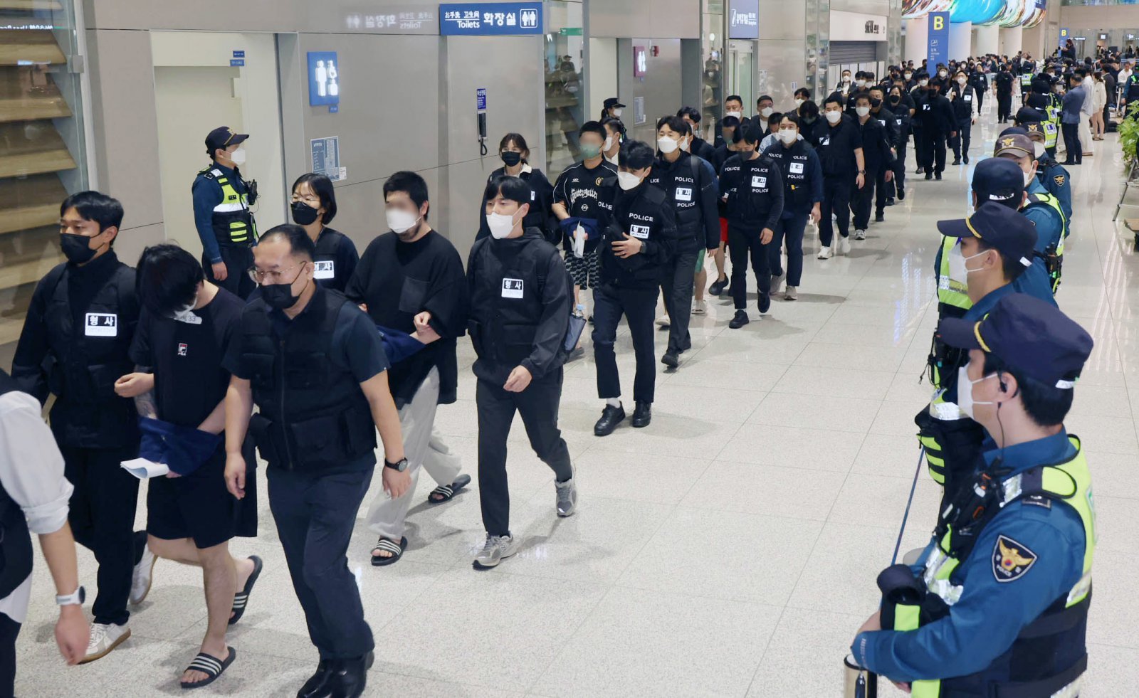 캄보디아 당국의 범죄단지 단속으로 적발돼 구금됐던 한국인들이 18일 오전 인천국제공항 2터미널을 통해 송환되고 있다. (공동취재) 2025.10.18/뉴스1 ⓒ News1 박지혜 기자