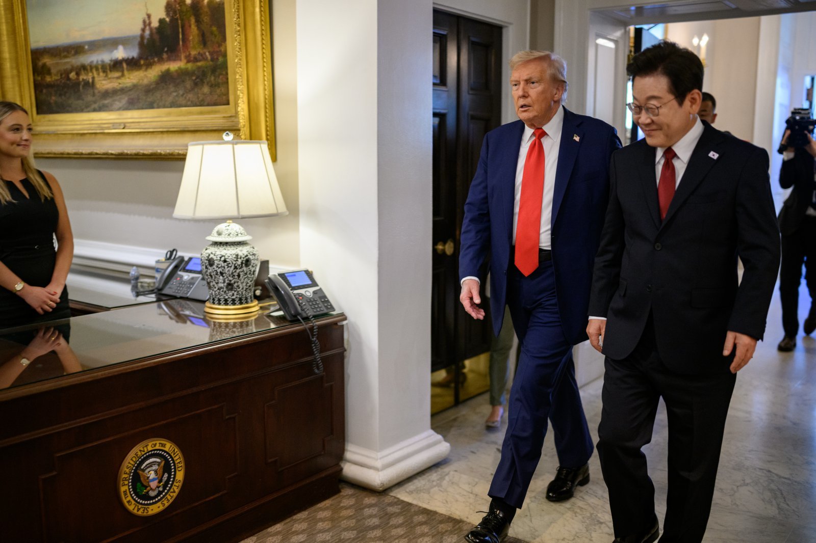 지난 8월 25일(현지시간) 이재명 대통령이 백악관 입구에서 도널드 트럼프 미국 대통령의 영접을 받은 후 이동하고 있다. 2025.08.31 백악관 제공