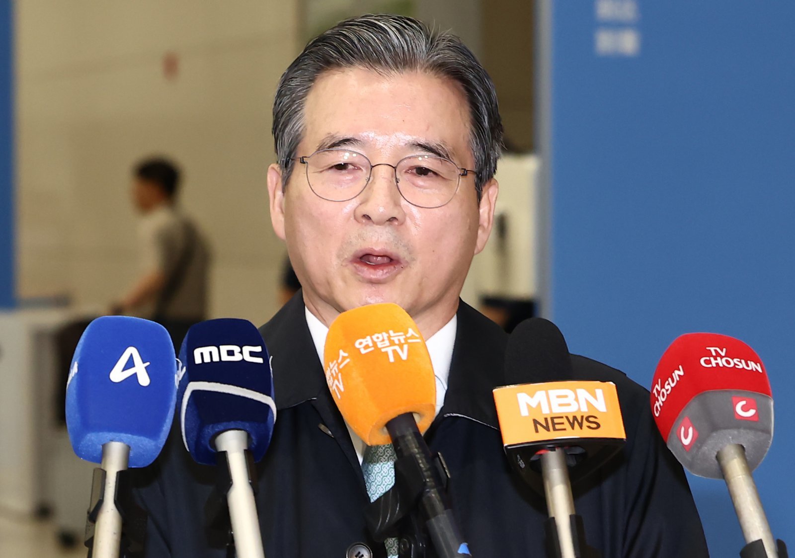 한미 관세협상 후속 논의를 위해 미국 워싱턴DC를 찾아 막판 협상을 벌이고 돌아온 김용범 대통령실 정책실장이 19일 오후 인천국제공항 제2터미널을 통해 귀국하며 브리핑을 하고 있다. 2025.10.19 뉴스1