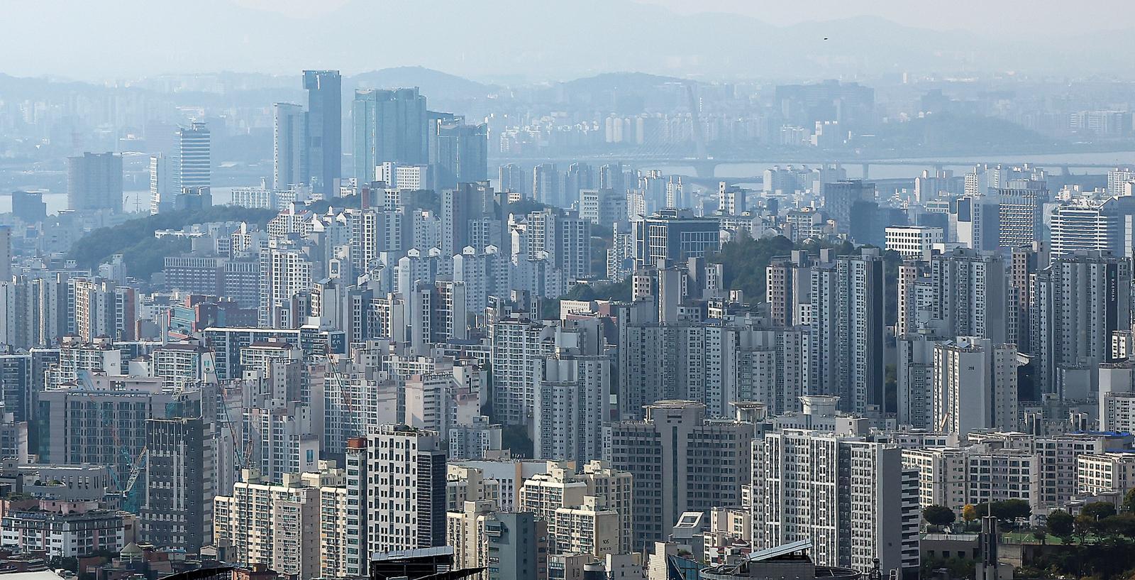 이재명 정부가 서울 전역과 경기 12곳을 규제 지역으로 지정한 10·15 부동산 대책을 발표한 가운데 갭투자 수요를 차단하고자 해당 지역들은 오는 20일부터 내년 12월 31일까지 토지거래허가구역으로 지정돼 2년 실거주 의무 및 담보인정비율(LTV) 40% 규제가 적용된다. 

사진은 19일 서울 중구 남산에서 바라본 아파트 단지. 2025.10.19 뉴스1