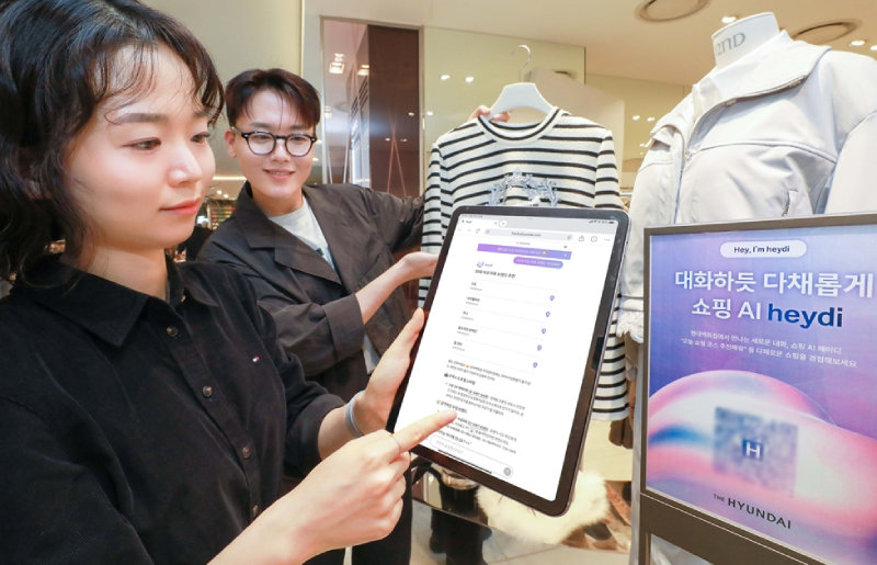 19일 서울 강남구 현대백화점 무역센터점에서 한 고객이 AI 쇼핑 어시스턴트 ‘헤이디’를 이용해 쇼핑을 즐기고 있다. 현대백화점 제공