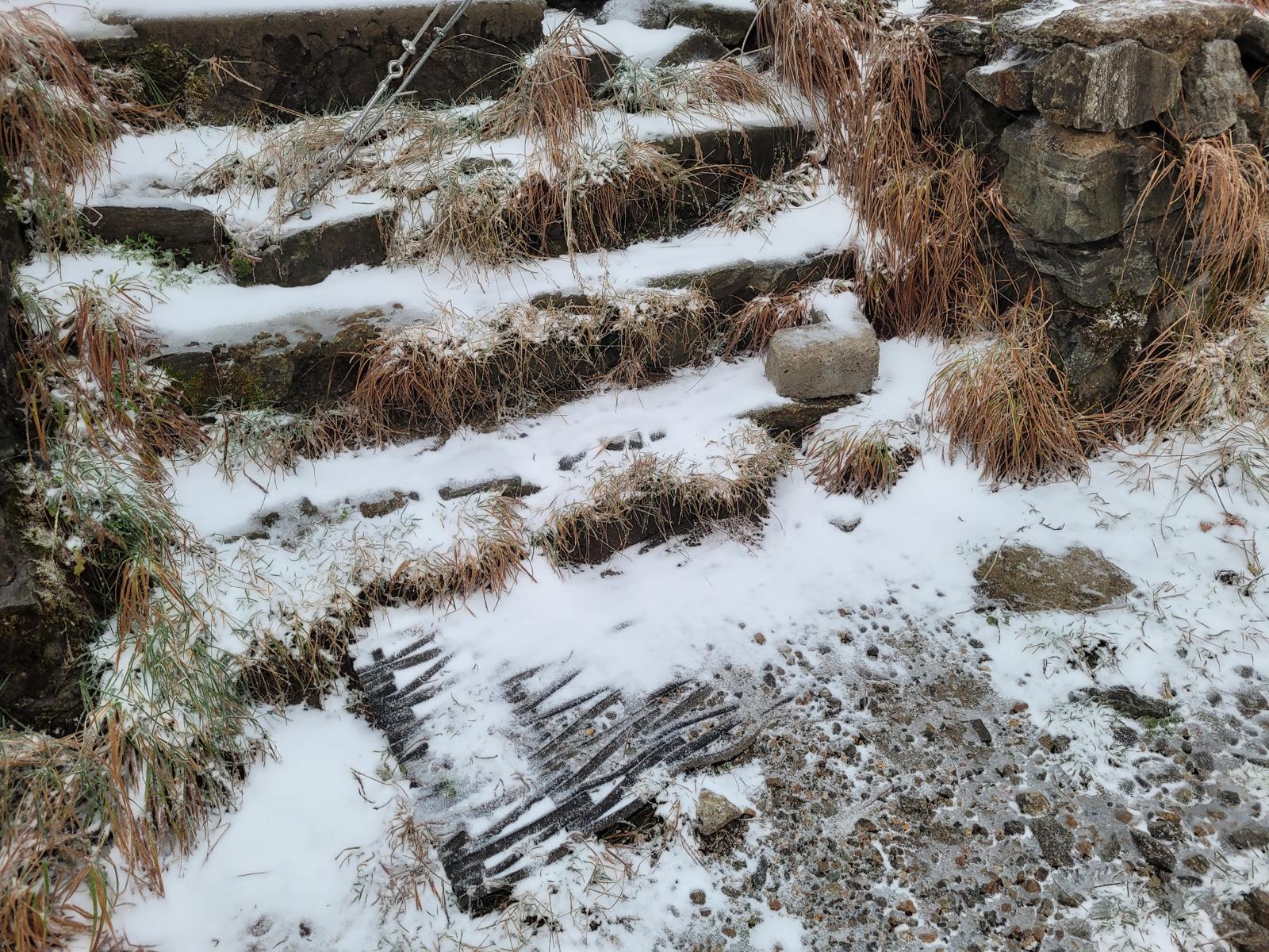 20일 오전 설악산 고지대에 올해 첫눈이 관측됐다. 올해 설악산 첫눈은 지난해(10월 19일)보다 하루 늦고 2023년(10월 21일)보다 1일 빠른 것이다. (설악산국립공원사무소 제공) 2025.10.20. 뉴스1