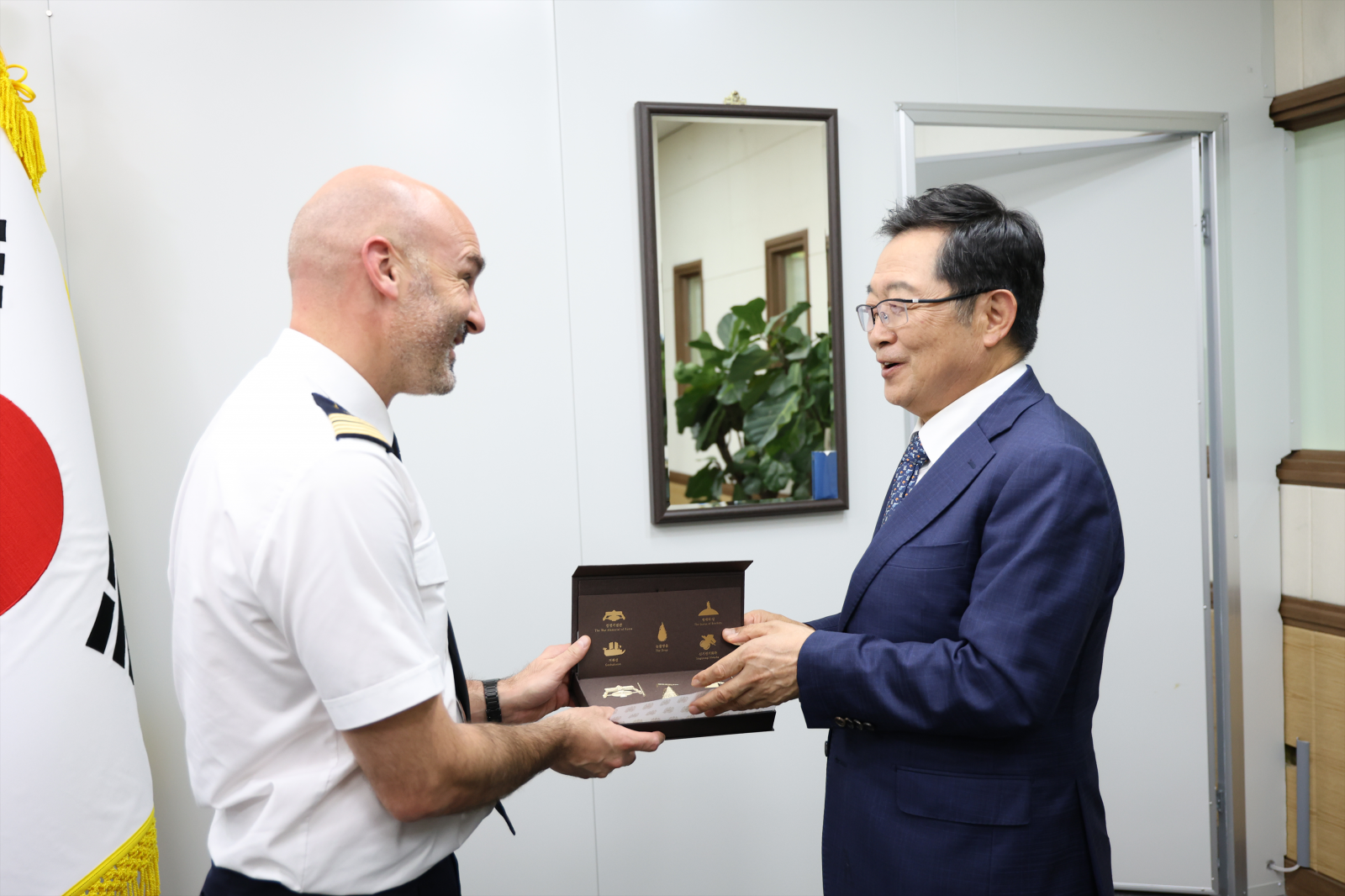 백승주 전쟁기념사업회장이 라파엘 브롱도 신임 프랑스 국방무관에게 기념품을 전달하고 있다.