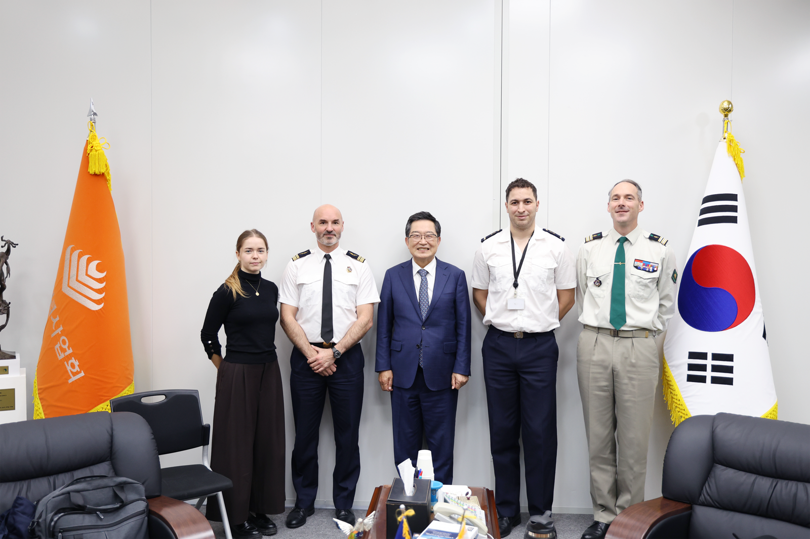 백승주 전쟁기념사업회장이 라파엘 브롱도 신임 프랑스 국방무관 및 주한프랑스대사관 무관실 실무진과 기념촬영하고 있다.