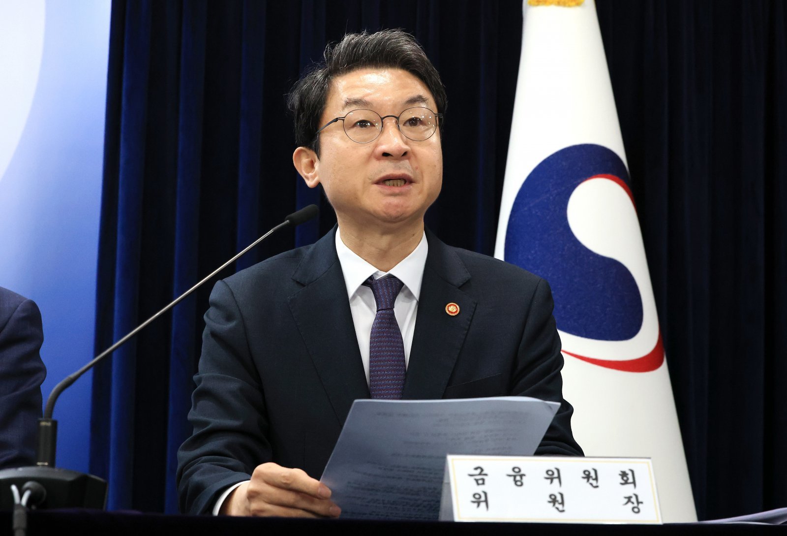 이억원 금융위원회 위원장이 15일 서울 종로구 정부서울청사에서 주택시장 안정화 대책을 발표하고 있다. 2025.10.15. 뉴스1