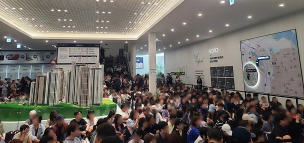 ’두산위브더제니스 구미’ 견본주택을 방문한 수요자들의 모습.