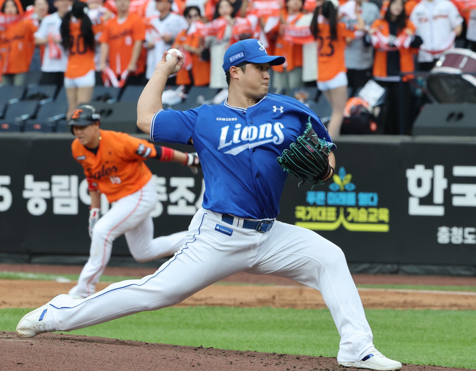 19일 대전 한화생명볼파크 열린 프로야구 2025 신한 SOL뱅크 KBO 플레이오프 2차전 삼성 라이온즈와 한화 이글스의 경기에서 삼성 선발투수 최원태가 역투하고 있다. 2025.10.19 뉴스1