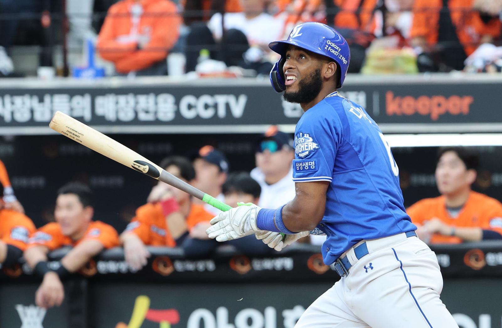 19일 대전 한화생명볼파크 열린 프로야구 2025 신한 SOL뱅크 KBO 플레이오프 2차전 삼성 라이온즈와 한화 이글스의 경기에서 8회초 2사 1, 2루 상황 삼성 디아즈가 타격을 하고 있다. 2025.10.19 뉴스1