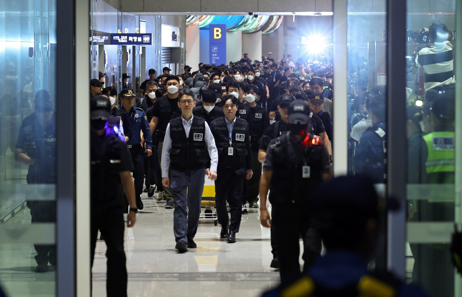 캄보디아에 구금돼 있던 한국인 64명이 18일 오전 인천공항을 통해 송환되고 있다. 이들은 보이스피싱 등 국제 범죄 조직에 가담한 혐의를 받고 있다. 사진공동취재단.