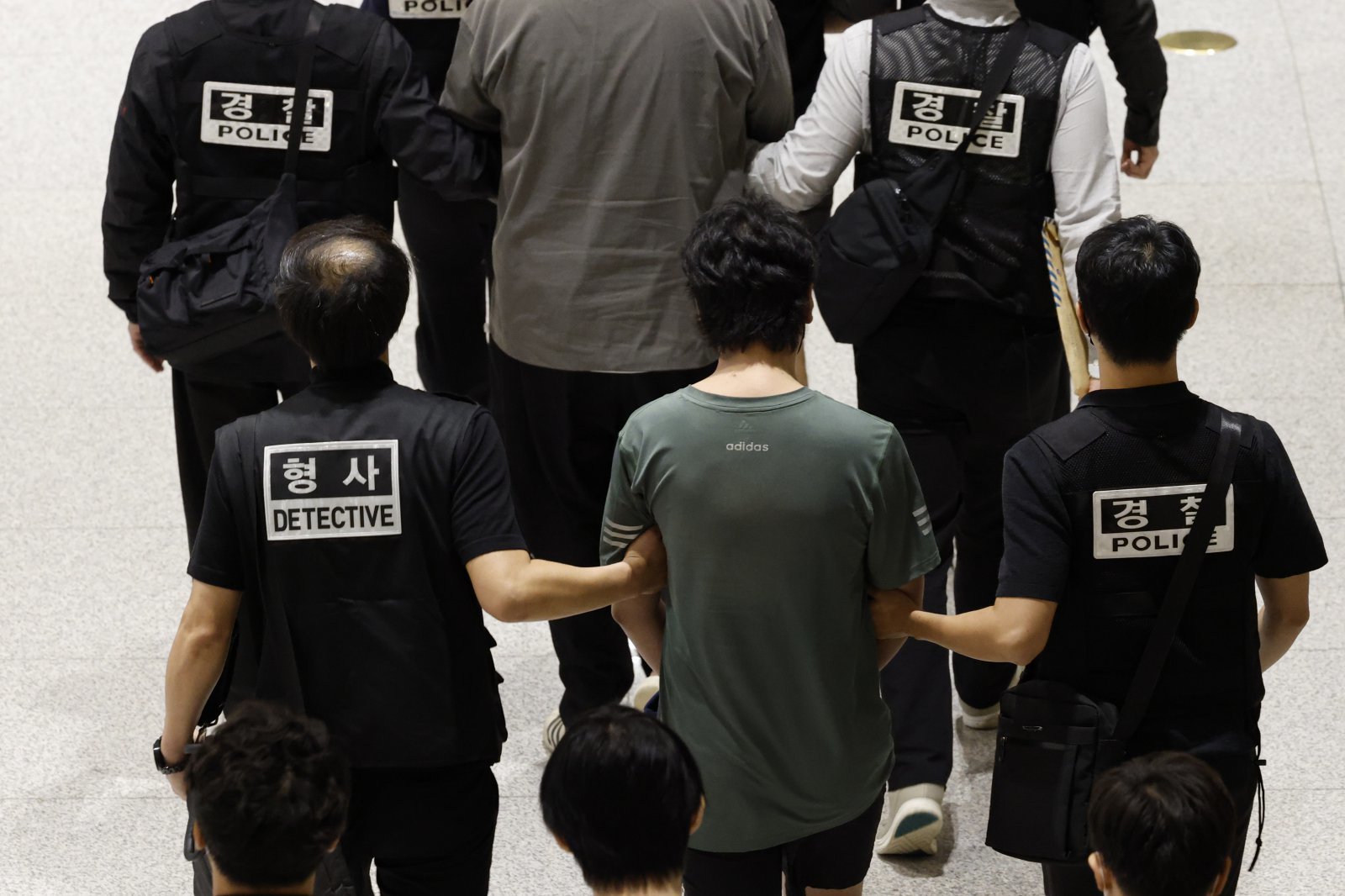 캄보디아에 구금돼 있던 한국인 64명이 18일 오전 인천공항을 통해 송환되고 있다. 이들은 보이스피싱 등 국제 범죄 조직에 가담한 혐의를 받고 있다. 사진공동취재단.