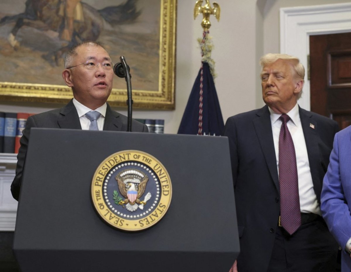 (왼쪽부터)정의선 현대차그룹 회장과 트럼프 美 대통령. 워싱턴=AP/뉴시스