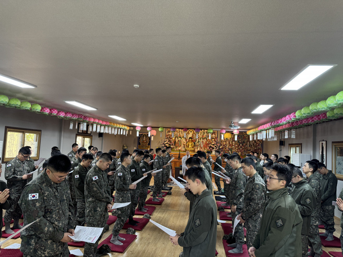 트라우마 등 정신적 고통을 겪는 소방관들의 심리적 안정과 상담을 위해 군종 장교, 경목·경승처럼 소방 성직자 도입이 필요하다는 주장이 나오고 있다. 사진은 지난해 11월 경기 양주 5기갑여단 호국철갑사에서 열린 법회에서 조계종 군종특별교구장 법원 스님이 부처님의 가르침을 이야기하고 있는 모습. 군종특별교구 제공