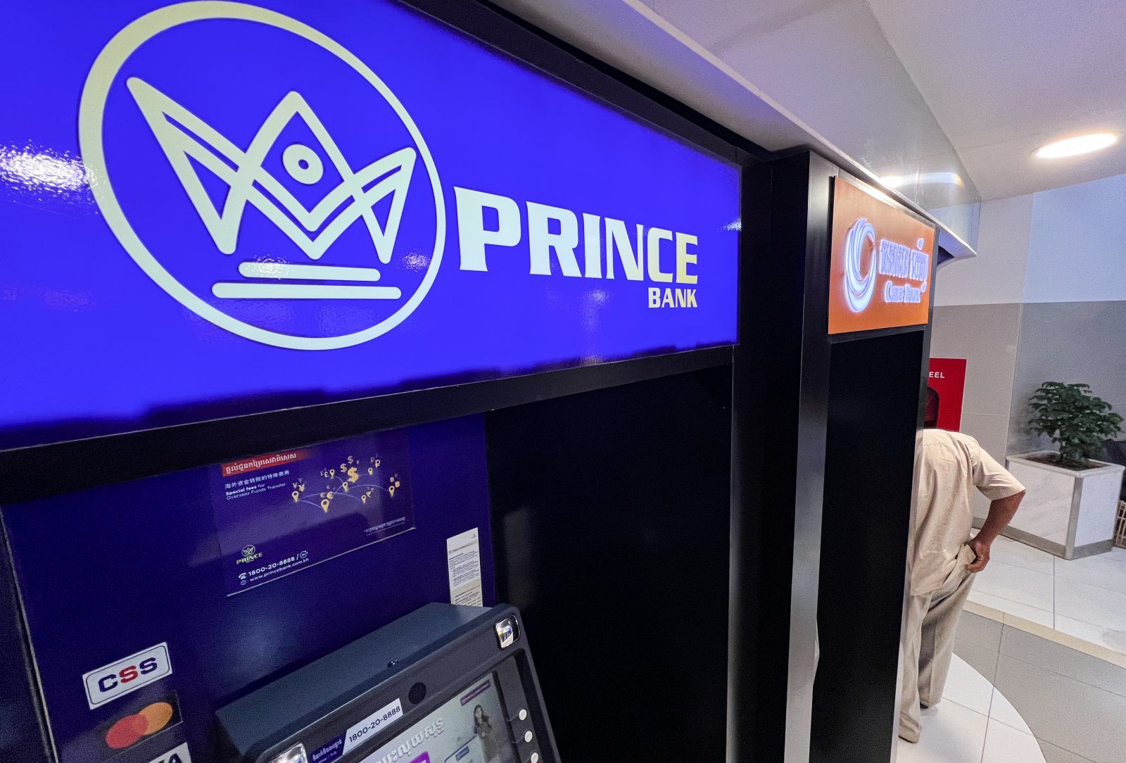 캄보디아 프놈펜 내 프린스그룹에서 운영하는 프린스 은행의 ATM. 2025.10.19/뉴스1