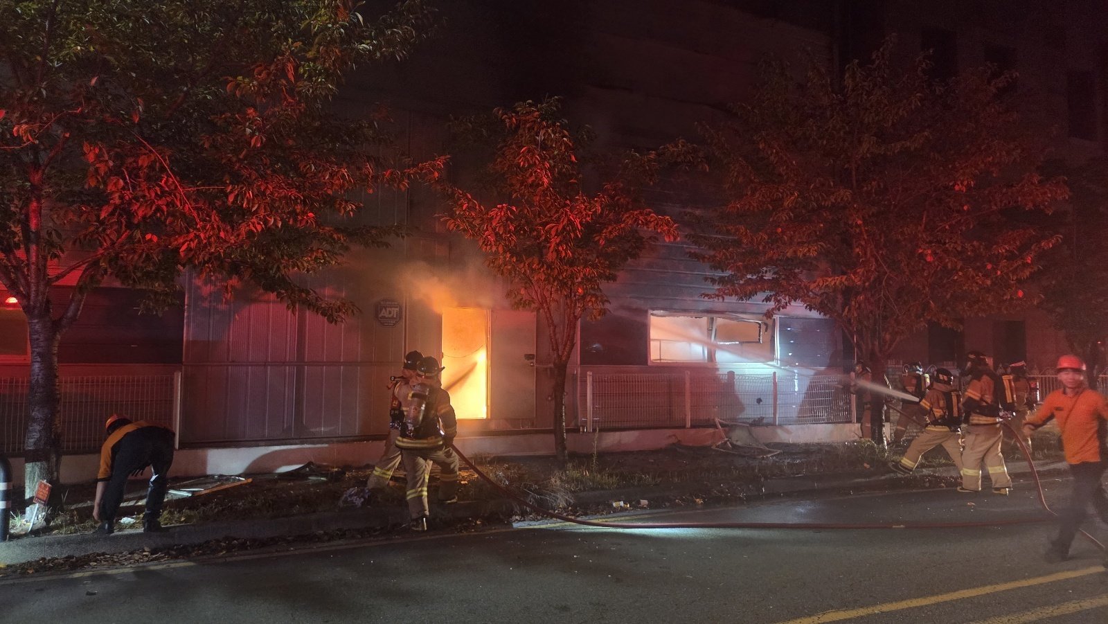 20일 부산 강서구의 한 공장에서 발생한 화재를 진압하고 있는 모습. (소방제공)